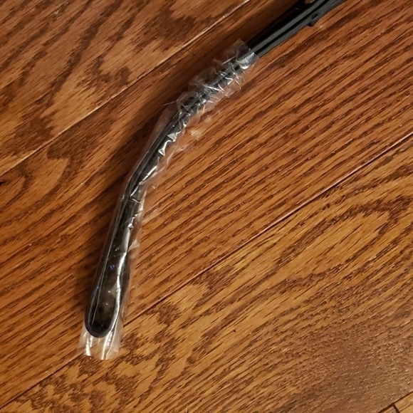 WRISTLET with studs and gold crossbody chain. NEW - Picture 5 of 7